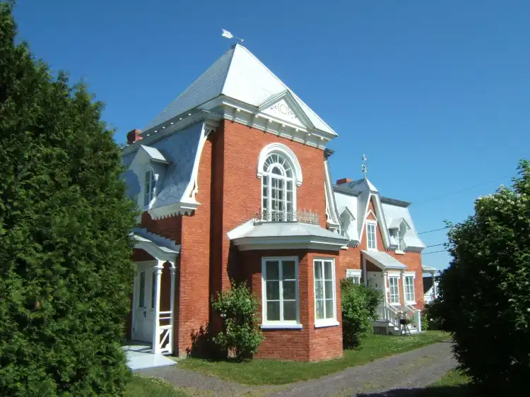 Hotels near Fraser Manor