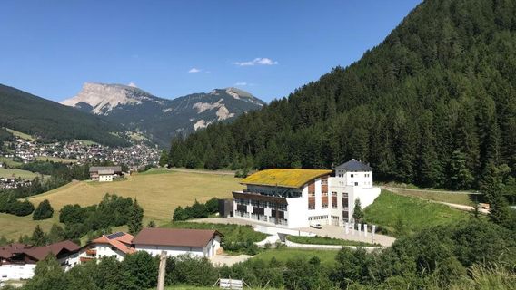 Wood Carving shopping in Val Gardena, Italy. Store with gift items and wood carved statues, christian statuary and religious items, hand carved creche handmade by italian sculptors and carvers, woodcarving nativity scenes online shop