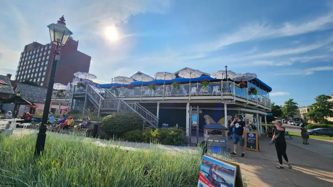 Hotels near Peake's Wharf Boat Tours