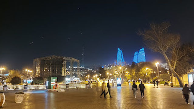 Müslüm Maqomayevin heykəli