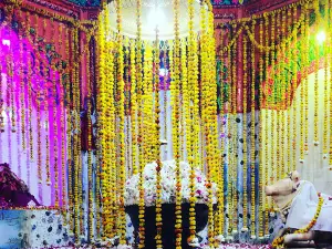 Shri Gauri Shankar Temple Mathura market