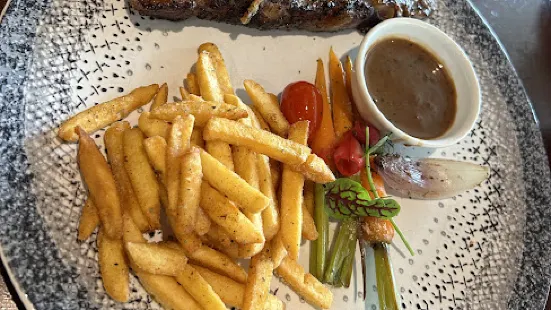 Cutt & Grill (The Breeze)