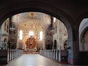 Kościół rzymskokatolicki Sanktuarium Kalwaryjskie pw. św. Mikołaja.