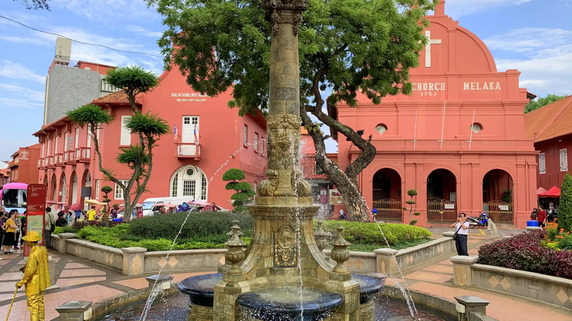 Hotels near Queen Victoria's Fountain