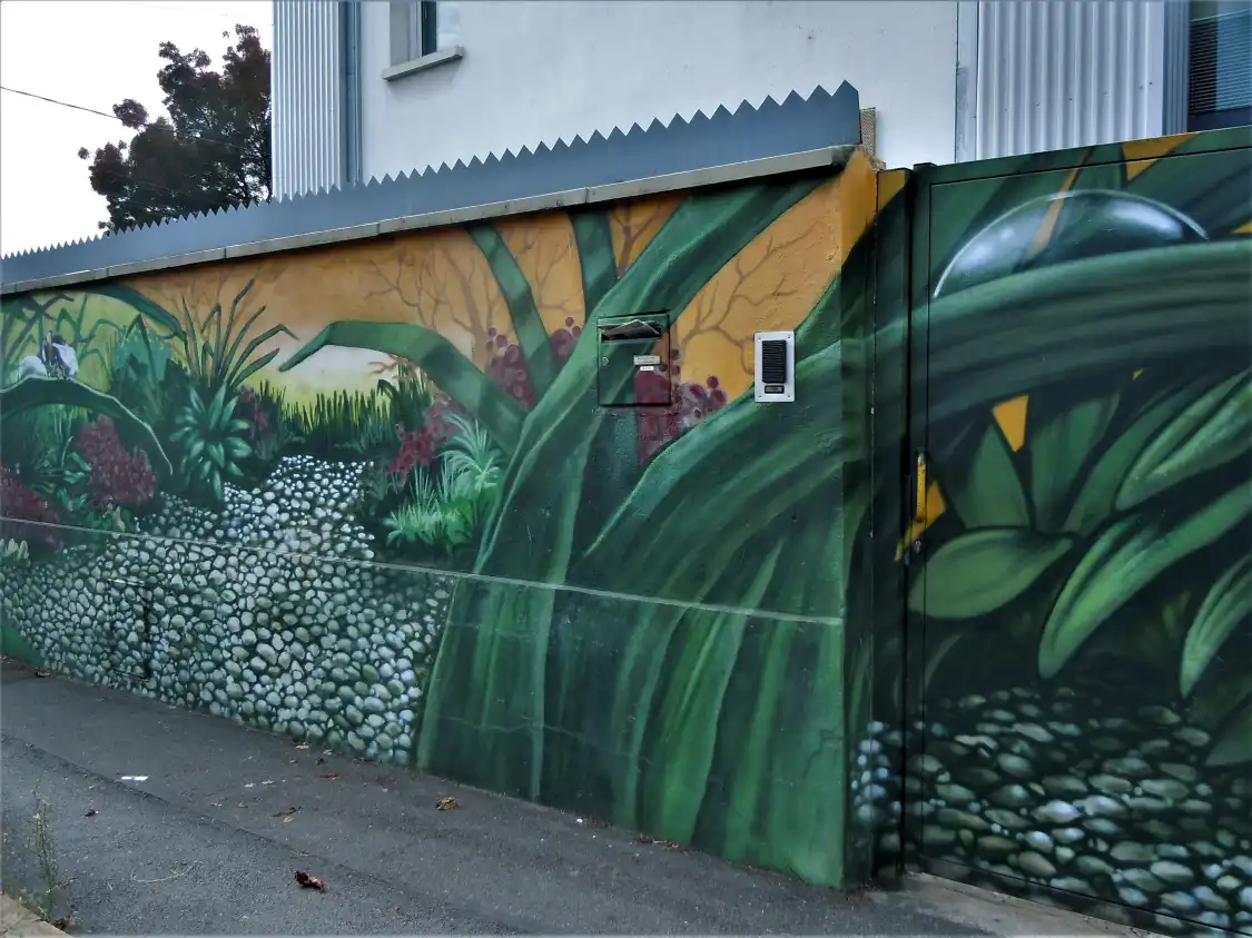 Hotels near Fresque Abeilles