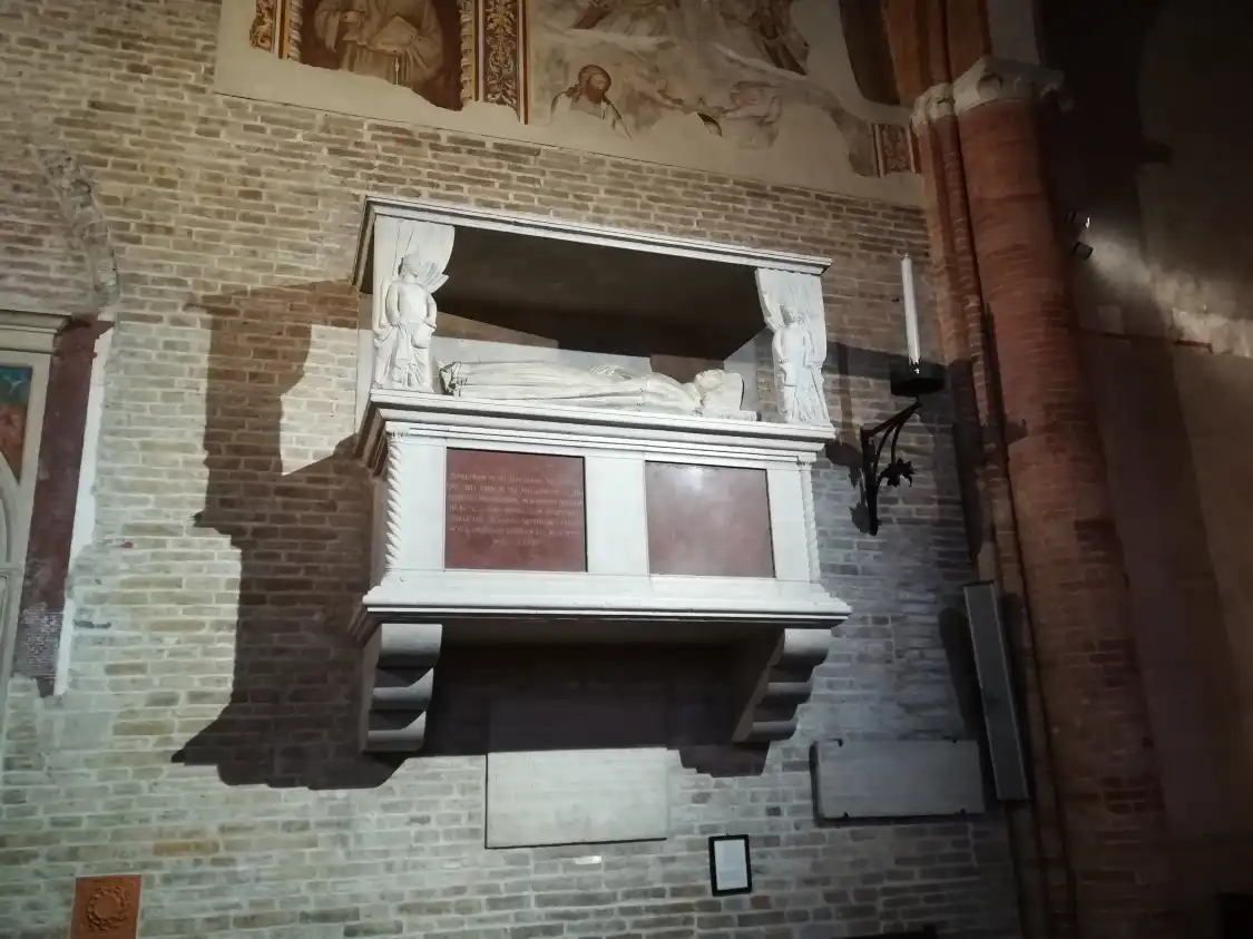 Hotels near Tomba del figlio di Dante Alighieri
