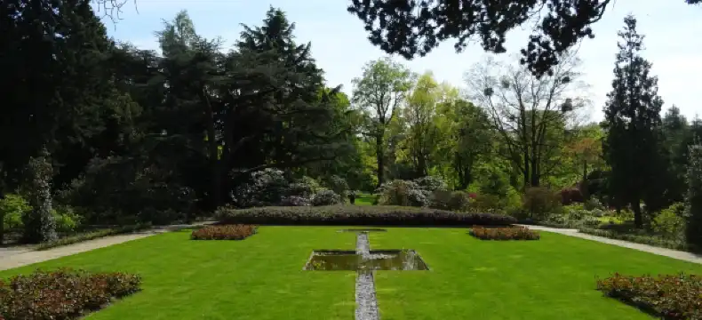 鄰近瓦赫寧恩大學的酒店