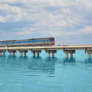 รถไฟลอยน้ำ เขื่อนป่าสักชลสิทธิ์