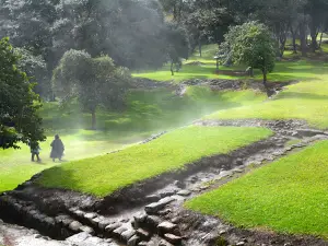 Plaza Central y Centro Ceremonial Iximche