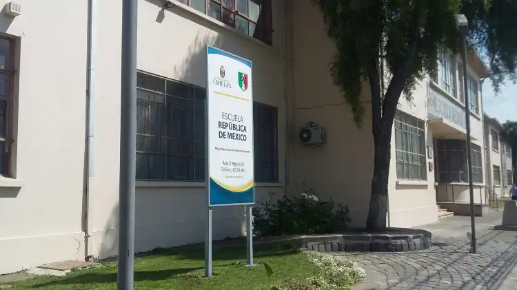 Hotels near Escuela Mexico