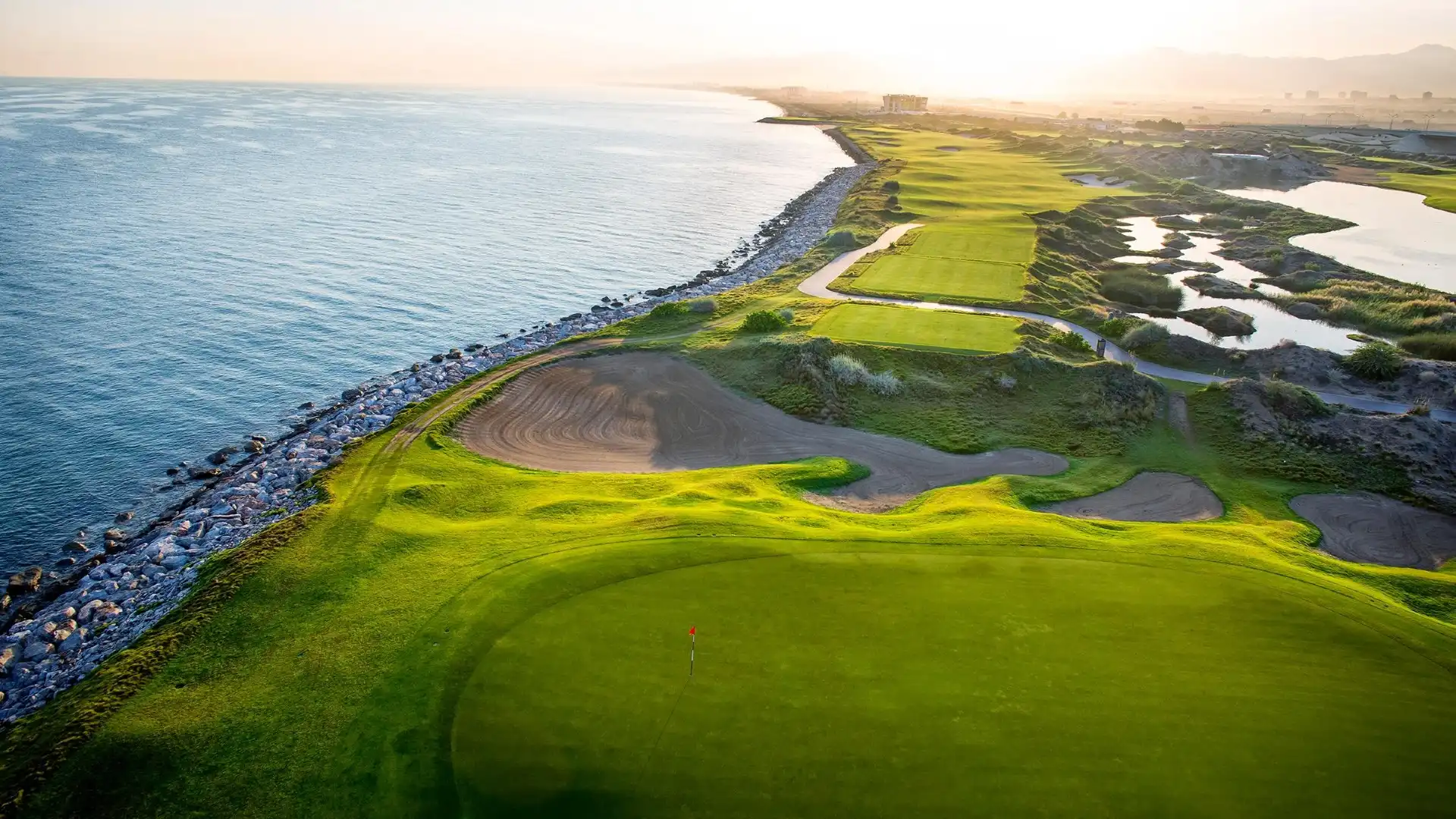 Almouj Golf附近的飯店