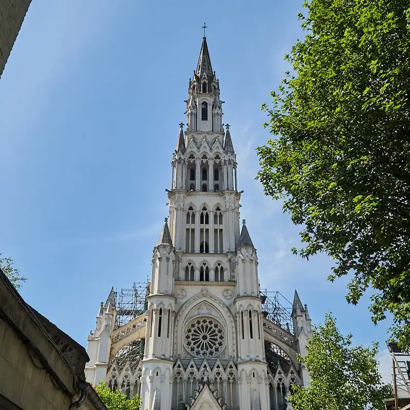 Basilique Notre-Dame-du-Saint-Cordon附近的飯店