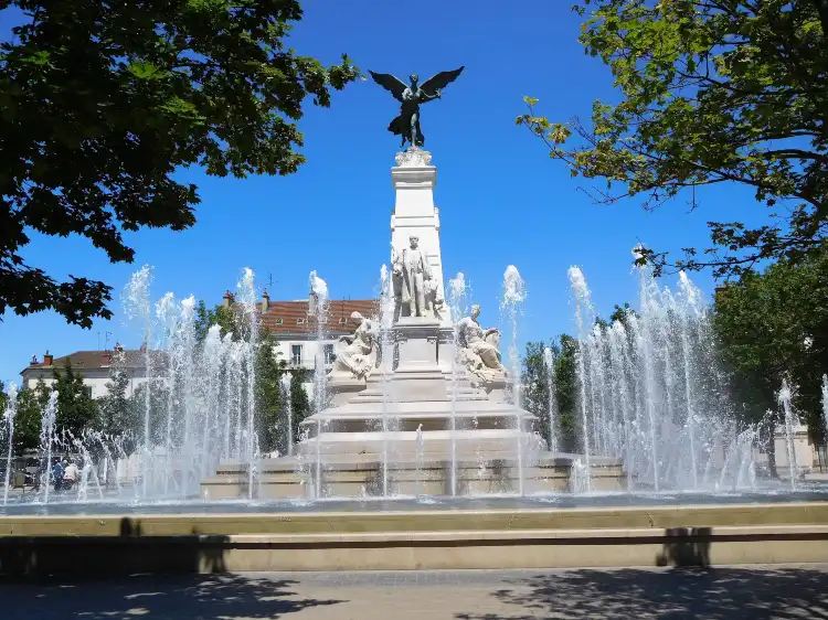 Hotels near Monument Sadi Carnot