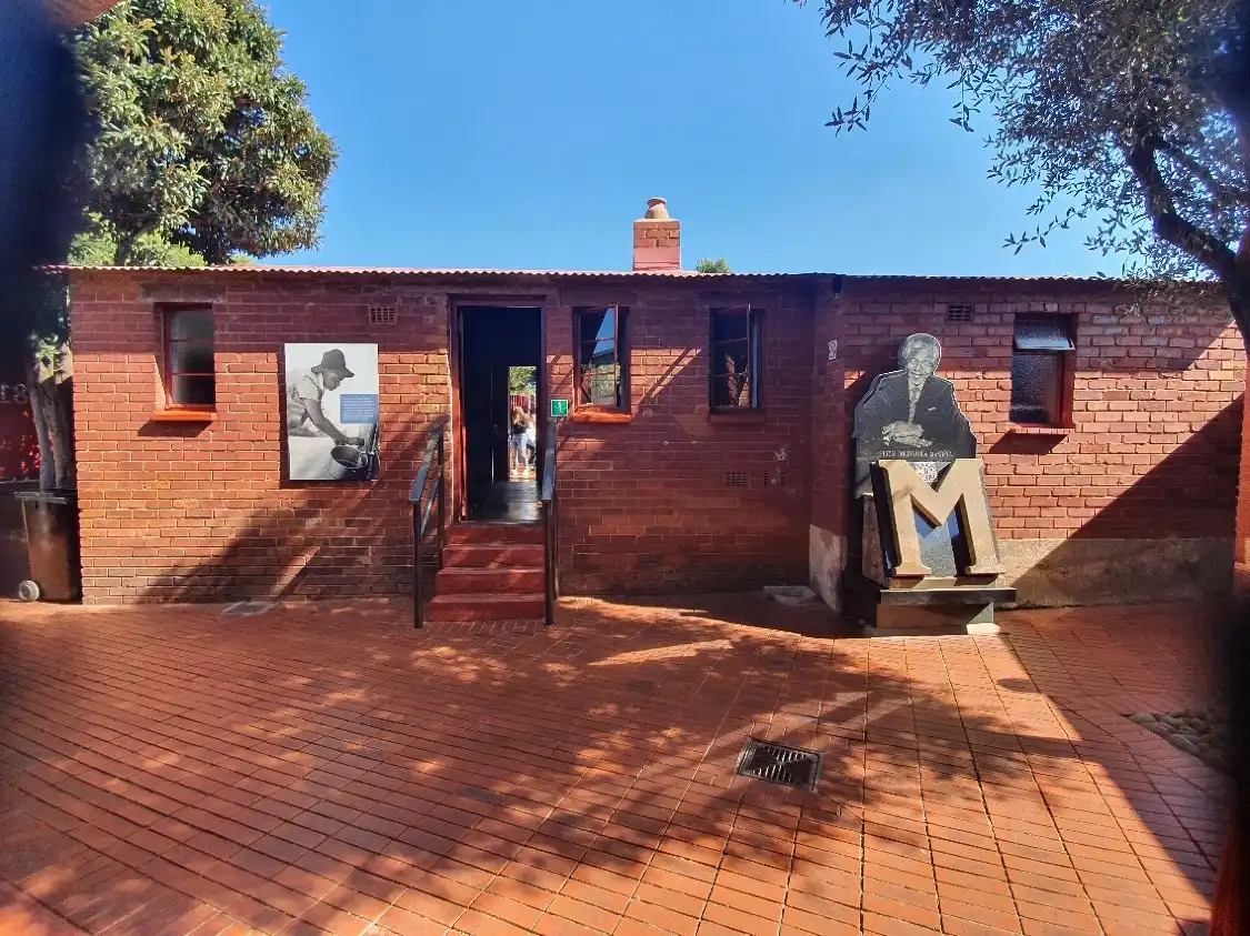 Hotel dekat Nelson Mandela Former House