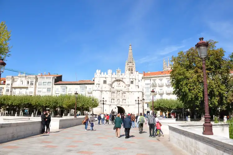 Hotels near Arco de Santa María
