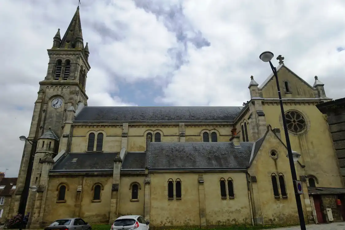 Hotels near Eglise Saint-Pierre-de-Montsort