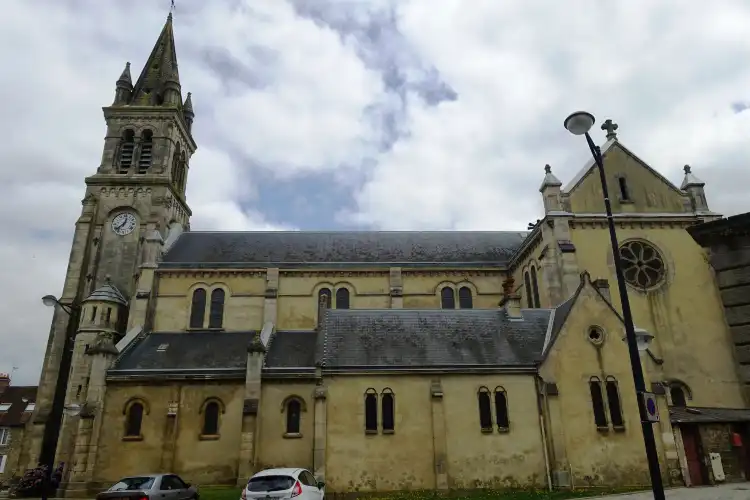 Hotels near Eglise Saint-Pierre-de-Montsort