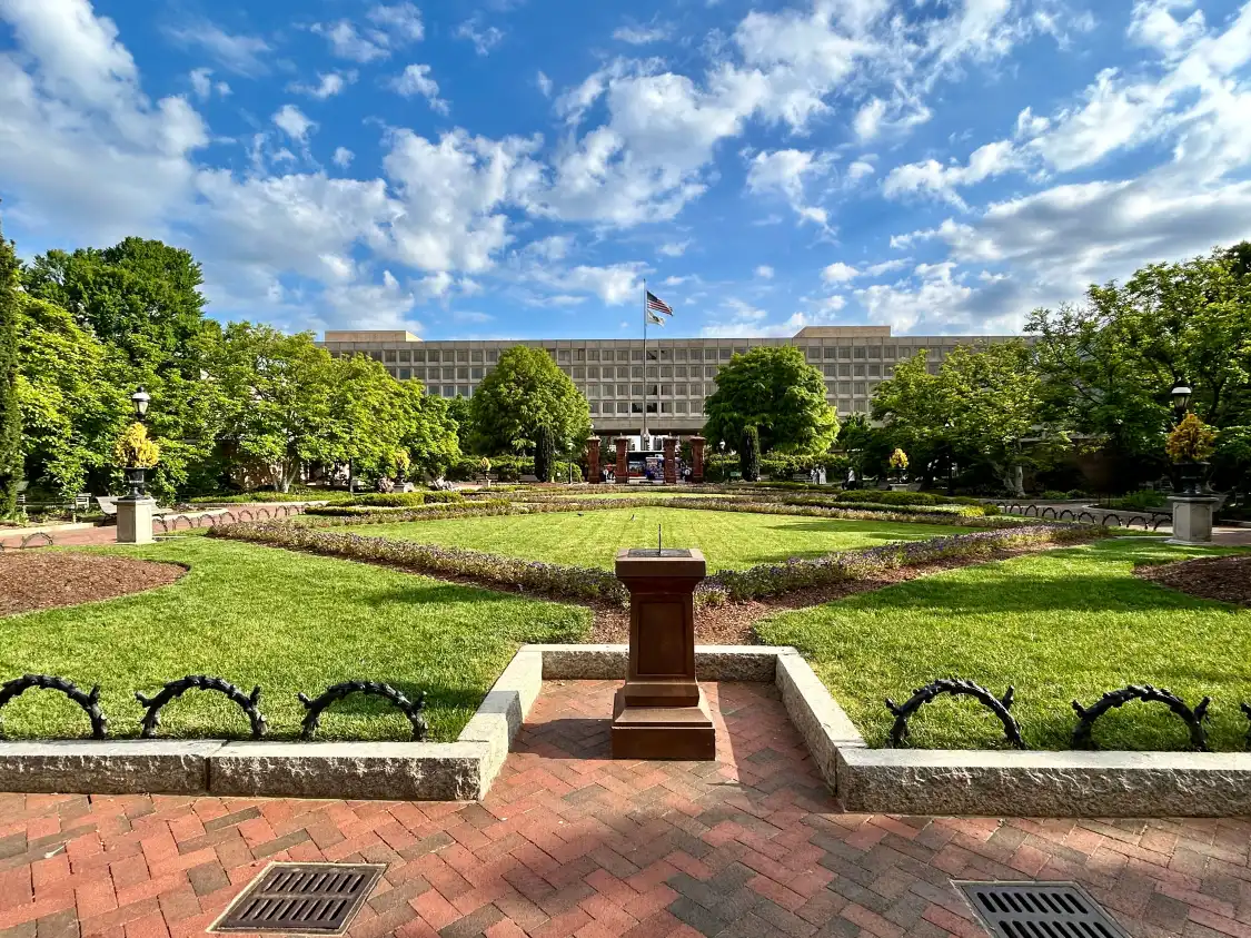 Отели рядом с достопримечательностью «Enid A. Haupt Garden»