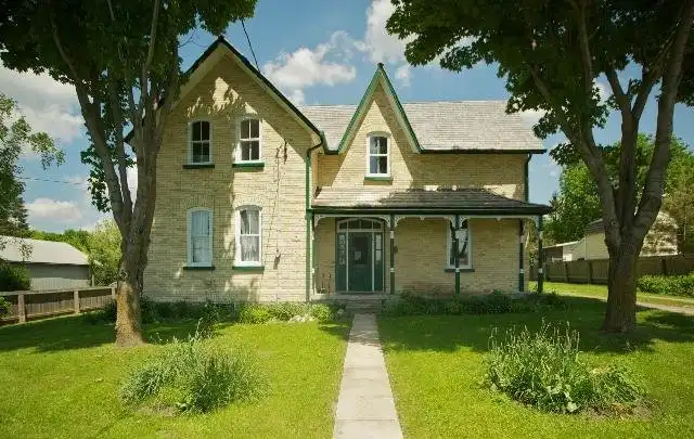Leaskdale National Manse and Historic Church附近的飯店
