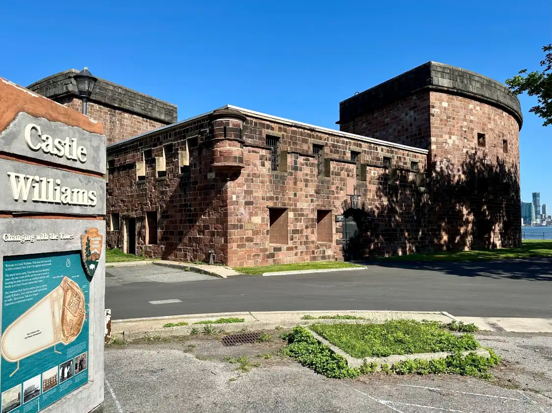 Castle Williams附近的飯店