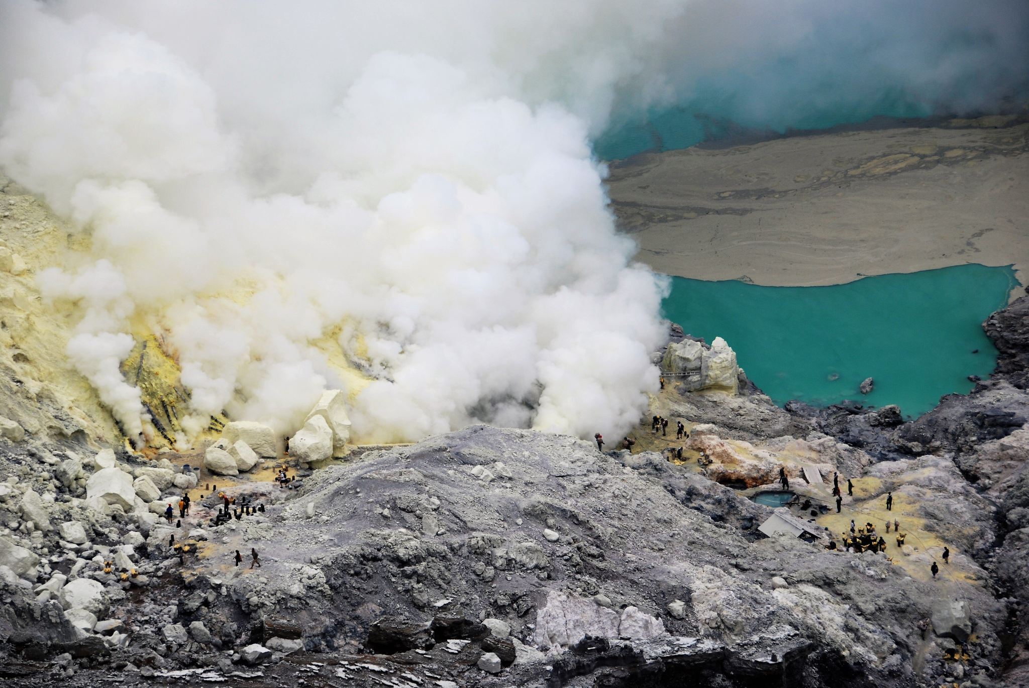 1-day tour to Gunung Ijen in Banyuwangi, Indonesia [Minimum 2 persons | Private charter | Ijen Crater Lake]