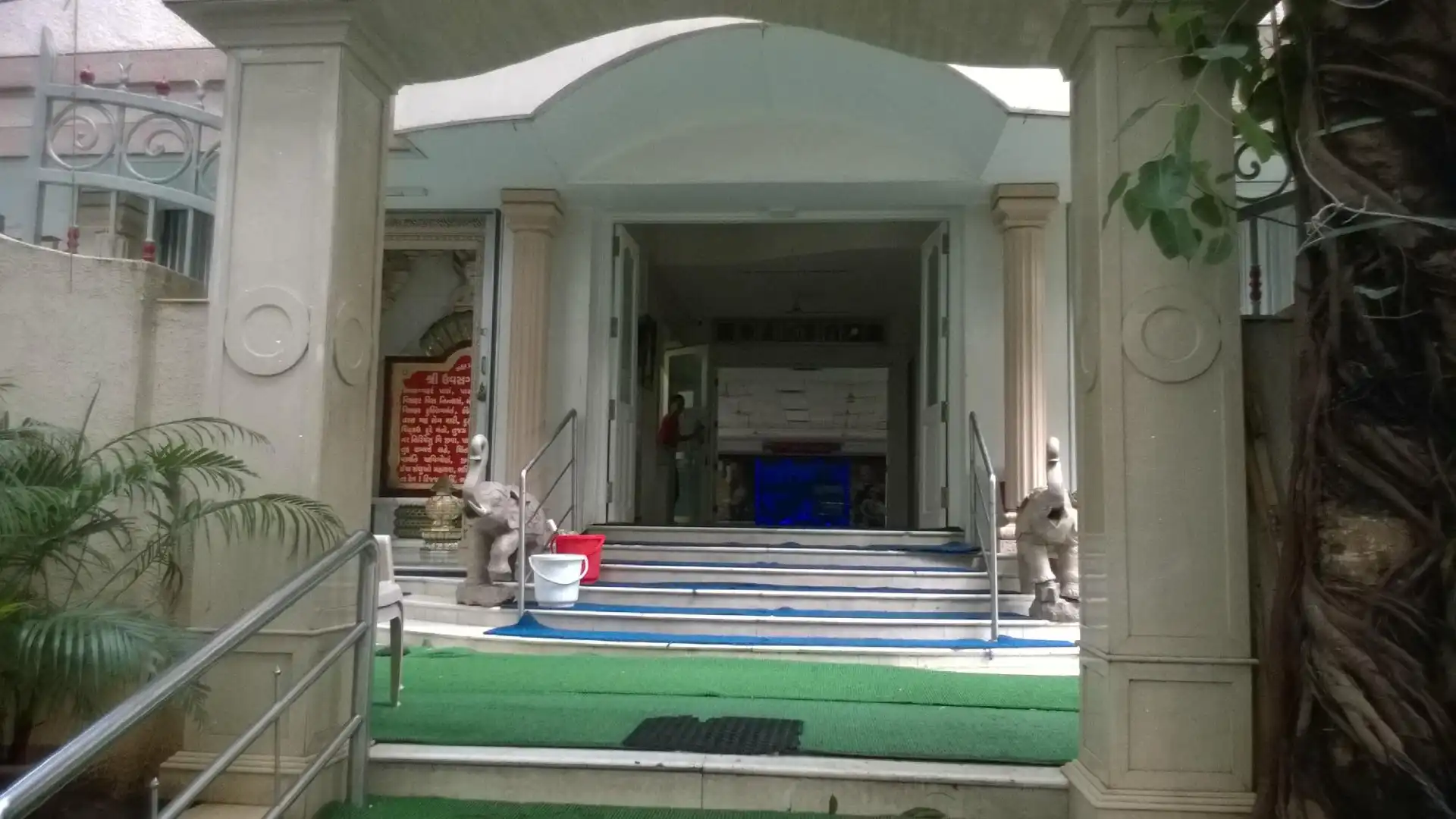 โรงแรมใกล้Paras Dham Temple