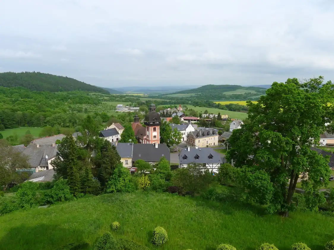 Hotels near Valec Castle