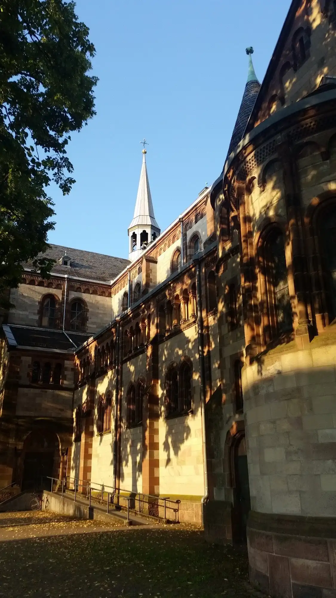 Hotels near Herz Jesu Kirche