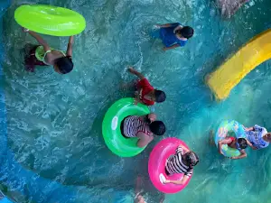 Kolam Renang & Cafe Gubuk Wringin