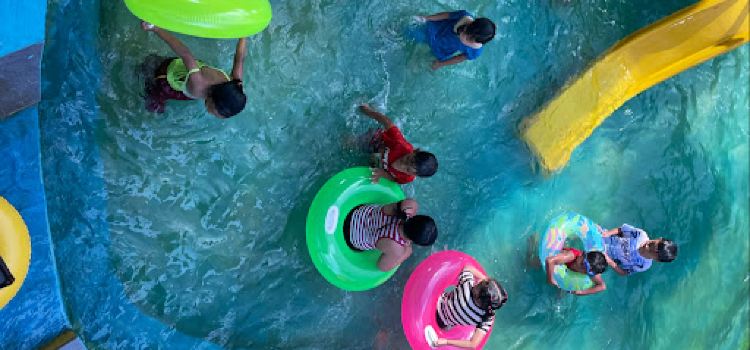 Kolam Renang & Cafe Gubuk Wringin
