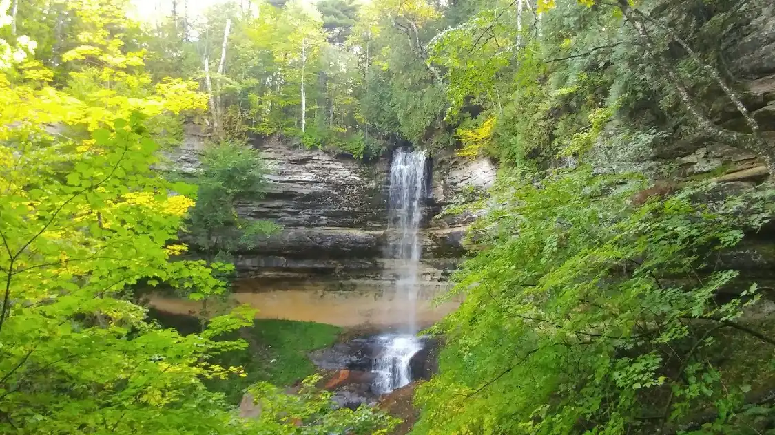 Hotels near Munising Falls