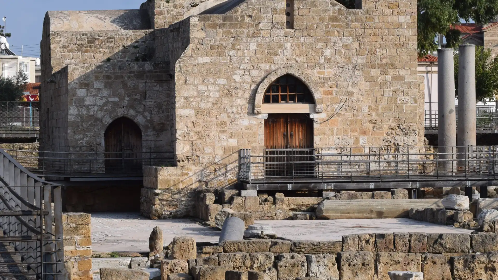 Hotel dekat Panagia Chrysopolitissa Church