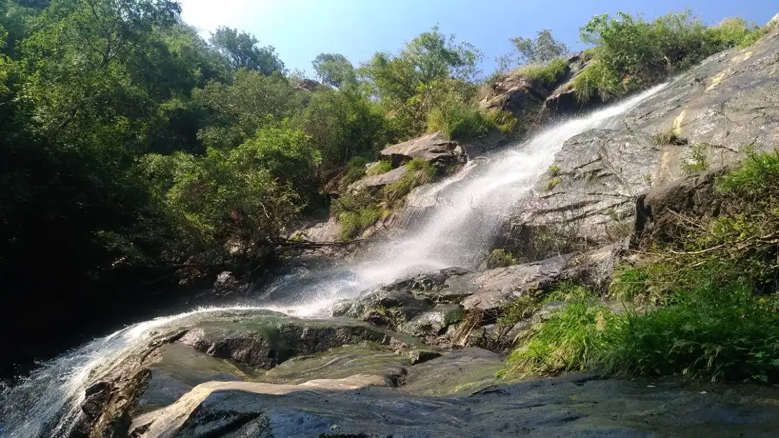 Hotels near Kutladampatti Falls