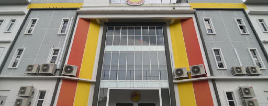 Kompleks Akademi Bolasepak Merah Kuning