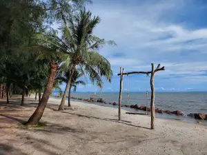 Suvarn Gleaw Thong Beach