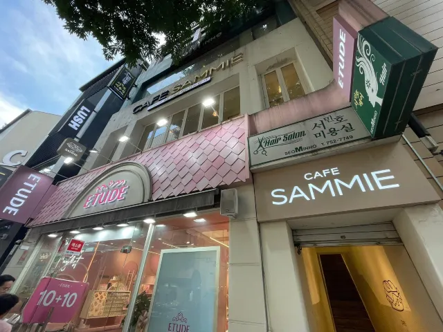 明洞商圈白天街景，兩旁店鋪林立