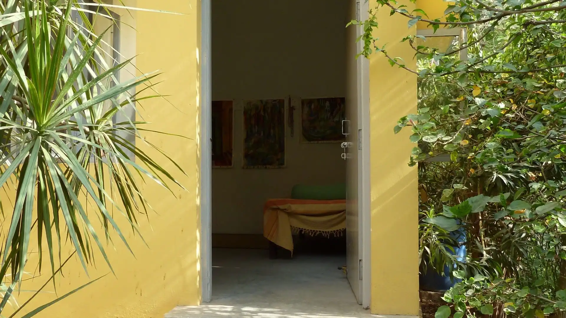 Hotels near Kriti Gallery