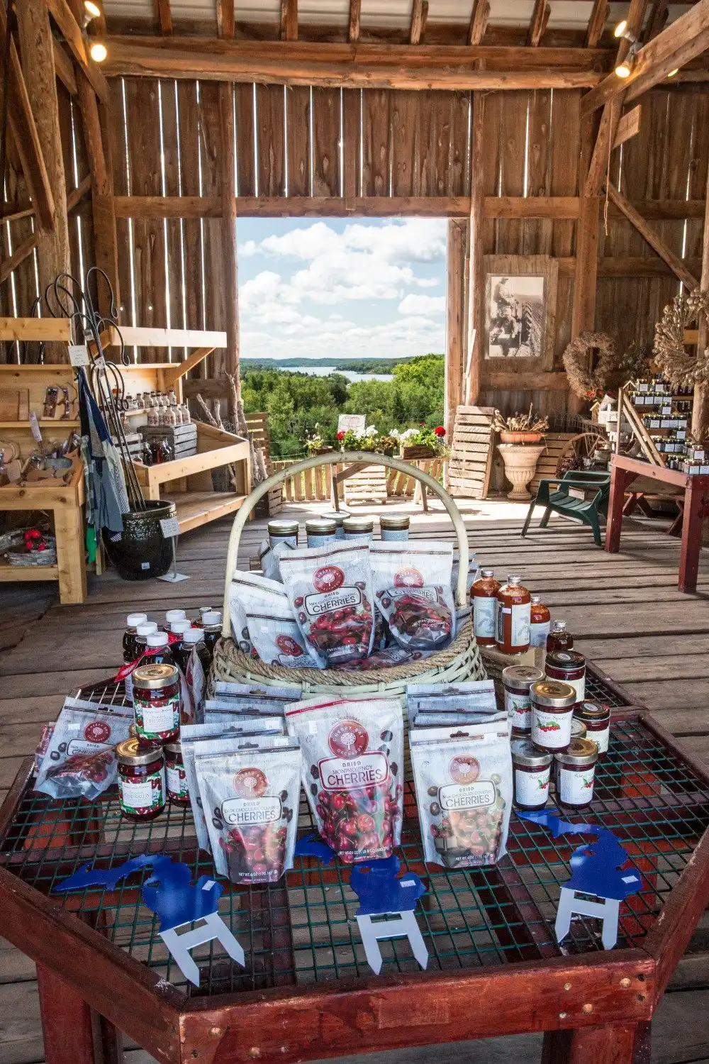 Hotels near Coveyou Scenic Farm Market : Petoskey's Historic Organic Farm