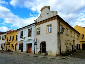 Morový sloup se sochou Panny Marie a kašnou