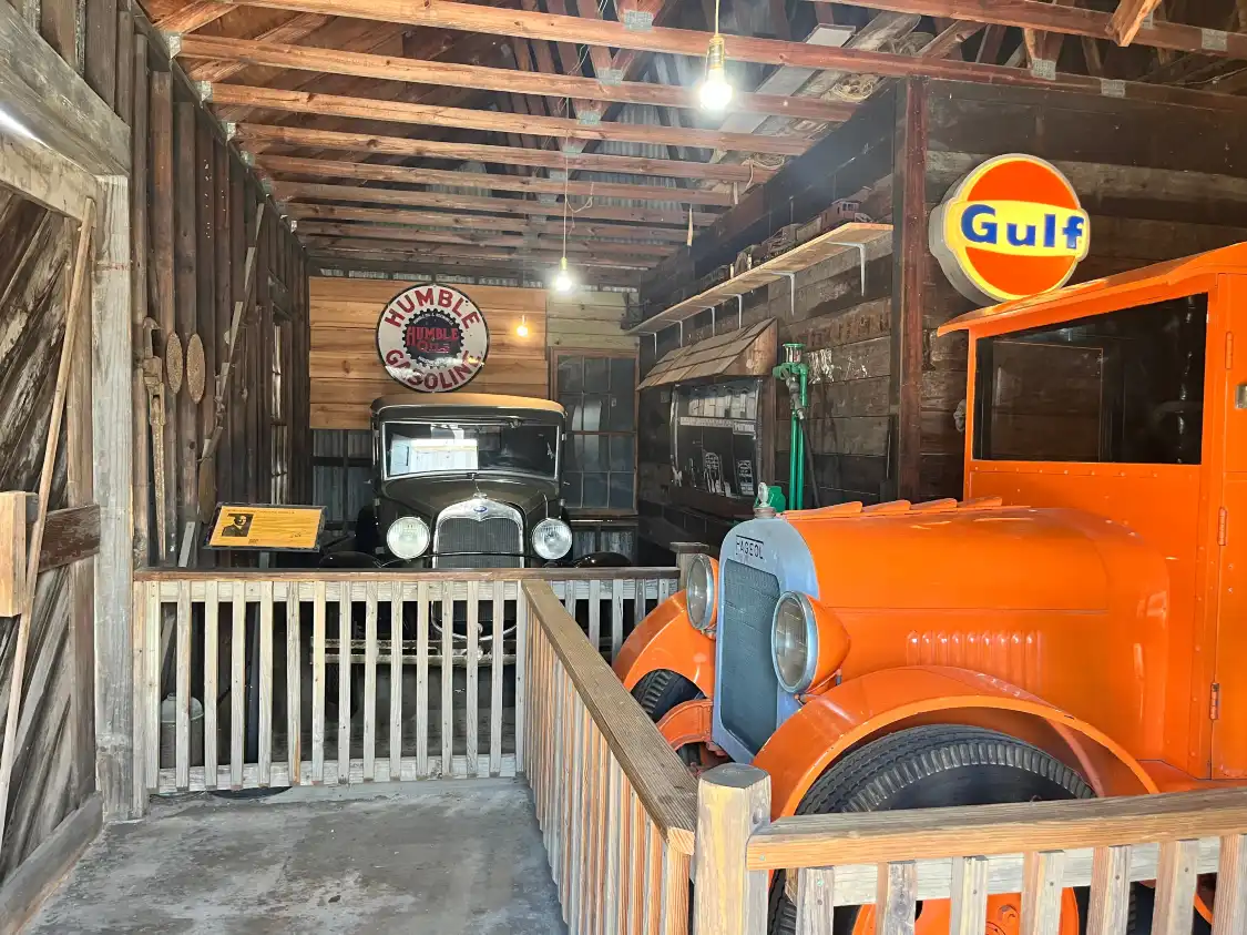Hotels near Spindletop Gladys-City Boomtown Museum