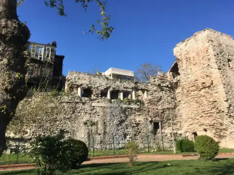 Hotel berhampiran Bucaleon Palace