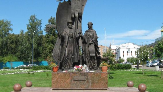 Monument To Blessed Petr and Fevroniya Moromskiye