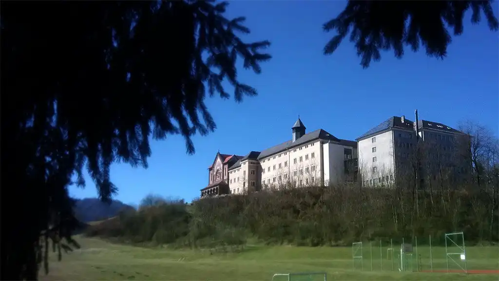 Hotel dekat Schloss Tanzenberg