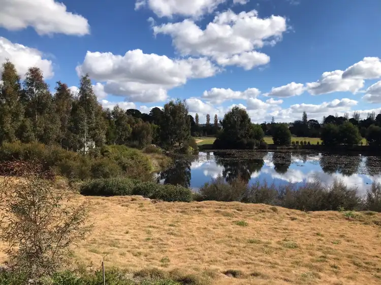 Hotels near Goulburn Wetlands