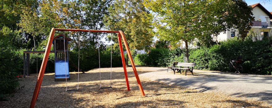 Spielplatz mit Schaukeln und Rutsche