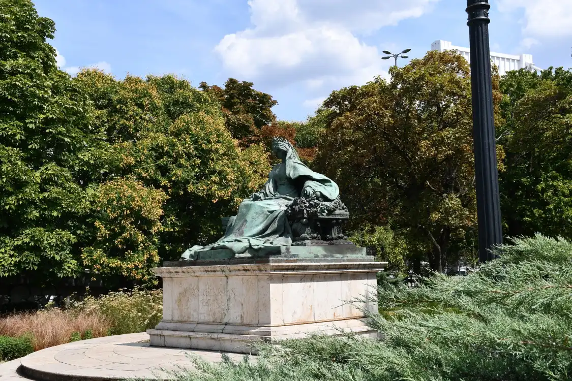 Hotel in zona Statua della regina Elisabetta Stesa