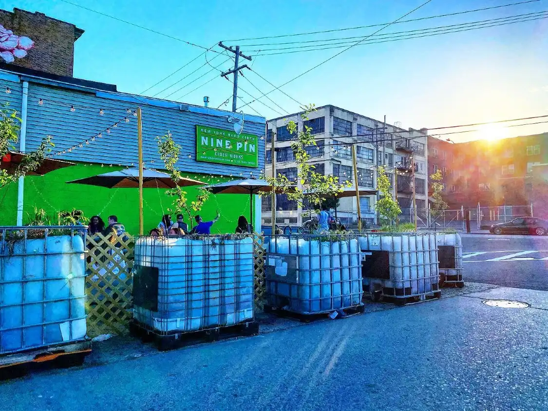 Nine Pin Cider Works附近的飯店