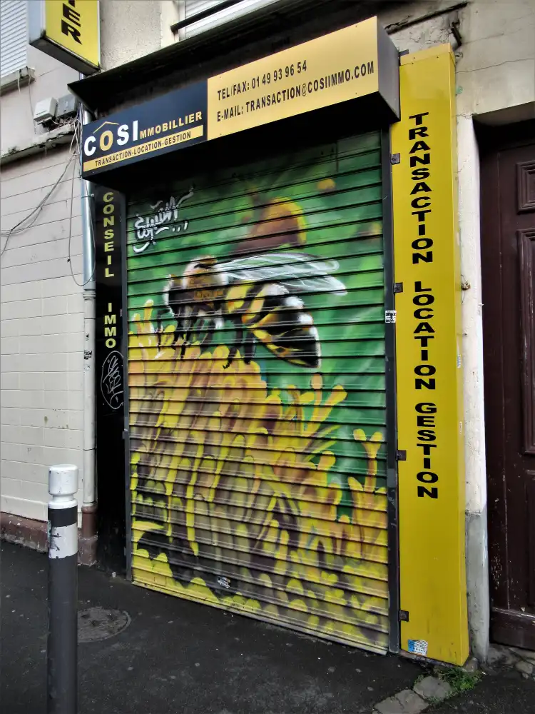 Hotels near Fresque "L'abeille"