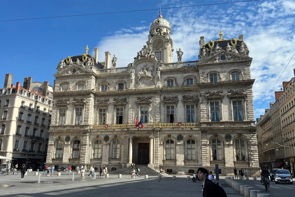 1st arr.Hotel de Ville