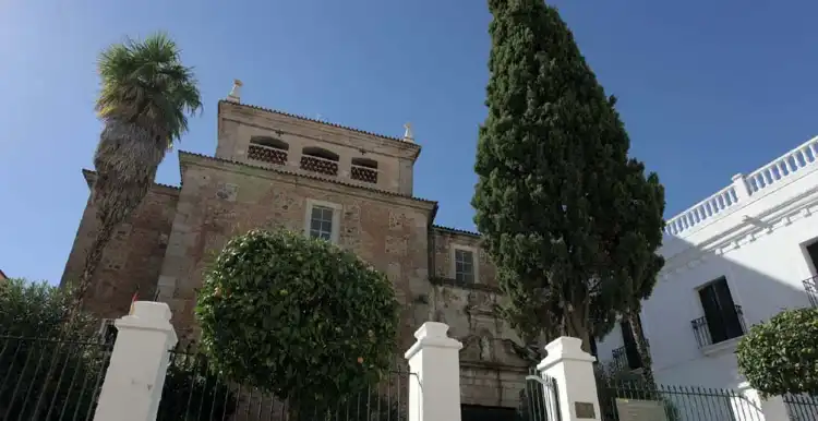 Hotel dekat Museo Arqueologico de Arte Visigodo